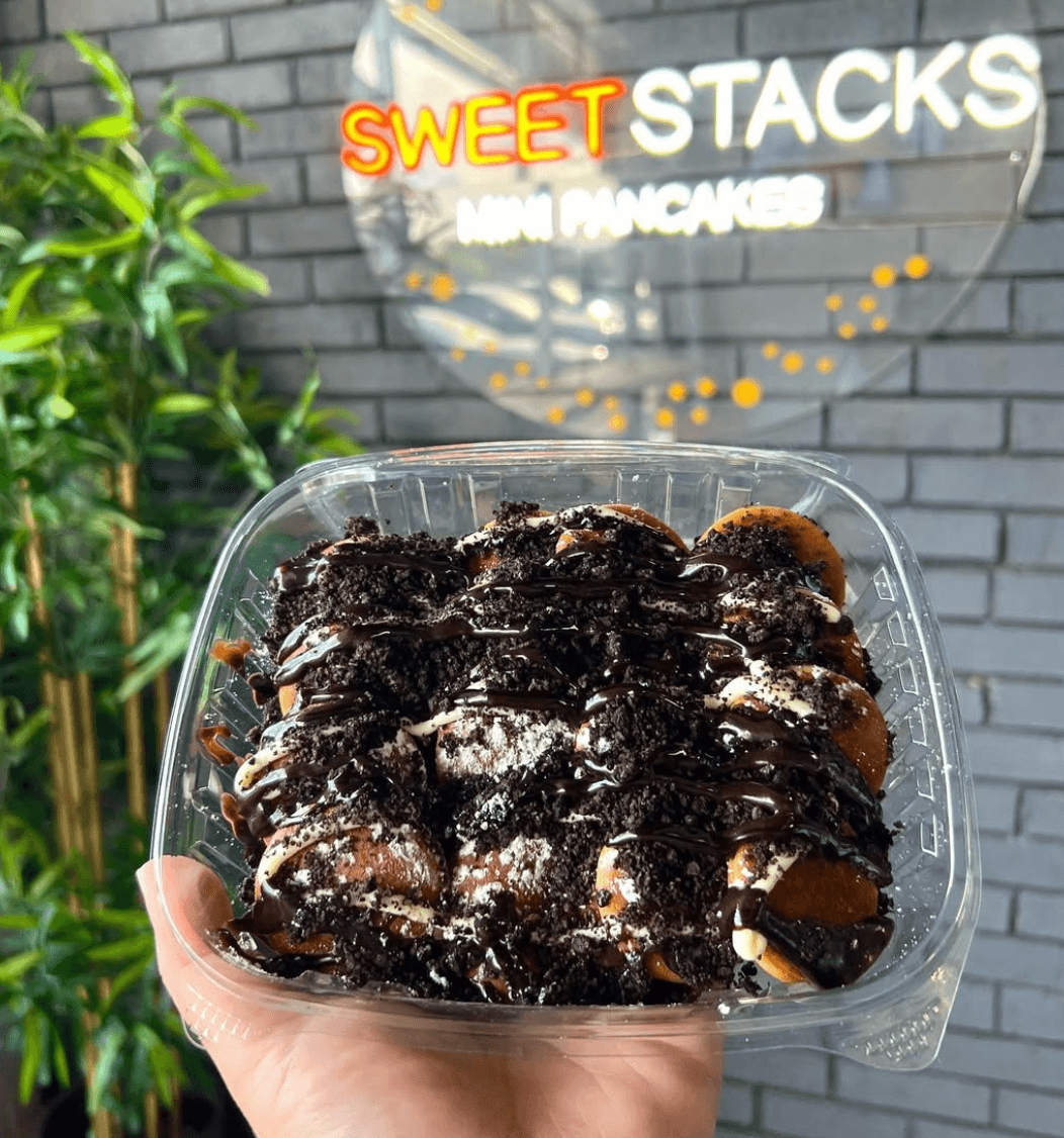 Mini pancakes with toppings